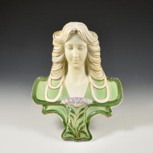 Busto feminino pendente art nouveau - Richard-Ginori, 1900-1910 aprox.
